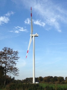 WindPlan GmbH Bürgerwindpark Wrohm-Osterrade - Windkraftanlage von der Seite